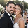 Νεόνυμφο ζευγάρι αγκαλιασμένο σε γαμήλια δεξίωση με φυσικό φως